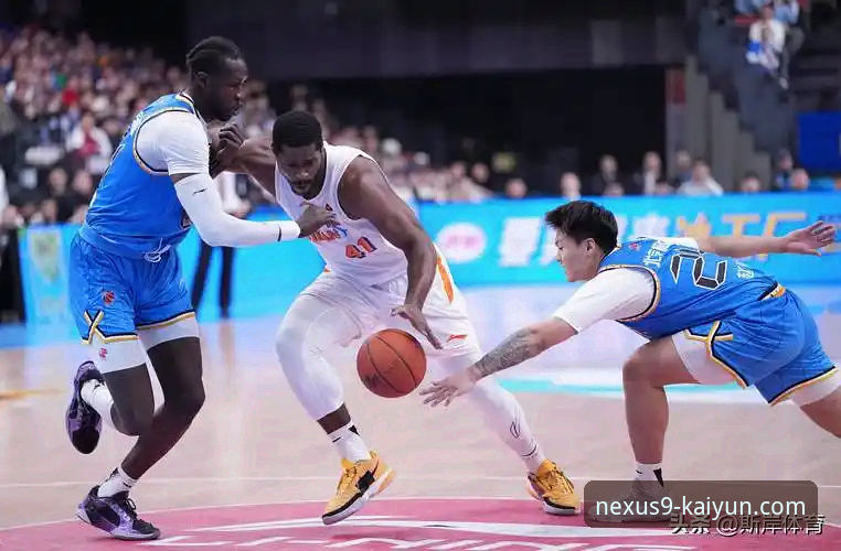 麦基的爆发vs皮特森的三分雨：一场逆转背后的战术博弈与观赛体验